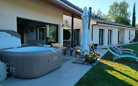 Villa contemporaine avec jacuzzi et vue imprenable